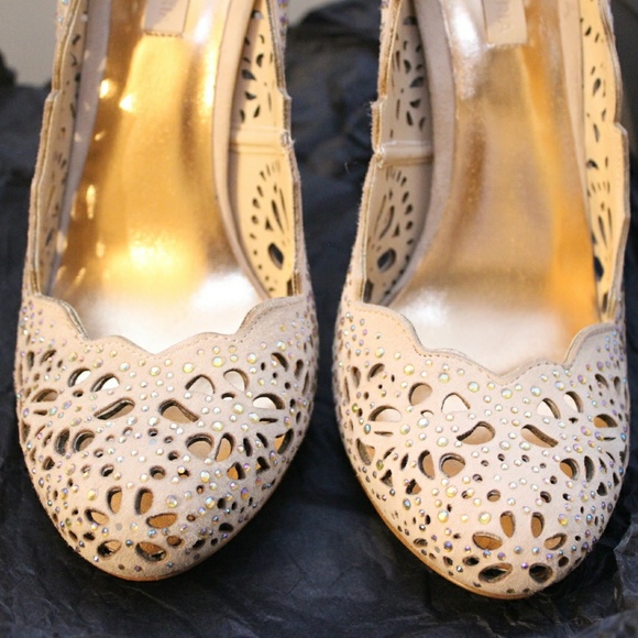 BCBGMAXAZRIA Peacock Pumps - Picture 2 of 8